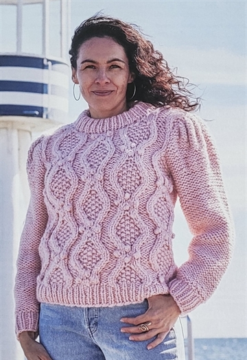 Sweater med kabel og pufærmer